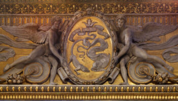 Daniele_da_volterra,_stucchi_della_sala_regia_01_festina_lente_con_salamandra_e_delfino